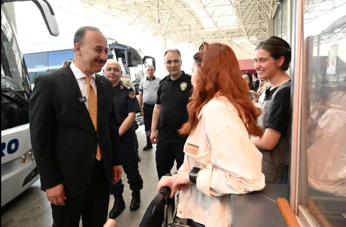 Otobüse bindi yolcuları uyardı 