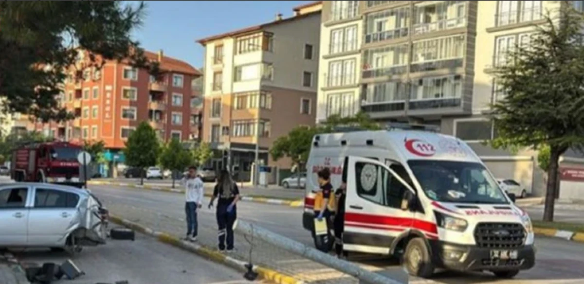 Otomobil Duvara Çarptı! Araba Kullanılamaz Hale Geldi
