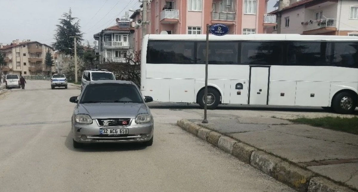 Otomobil ile tur otob&uuml;s&uuml; &ccedil;arpıştı: 1 yaralı