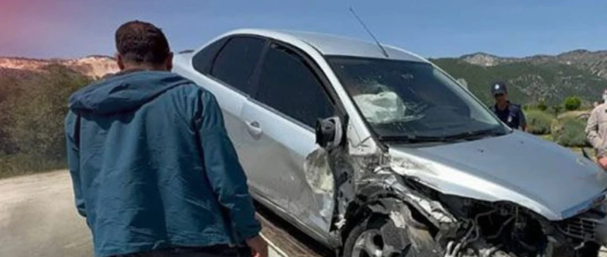 Otomobil Traktörle Çarpıştı 3 Yaralı