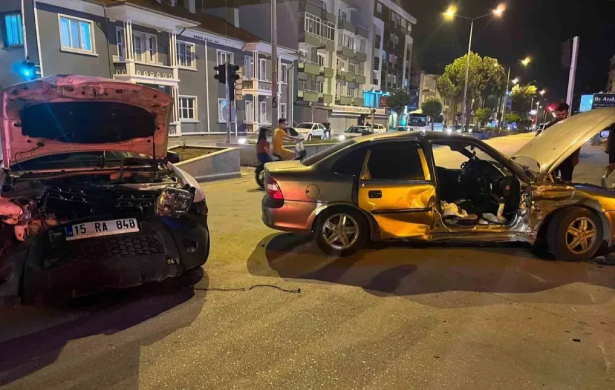 Otomobiller çarpıştı:2 yaralı