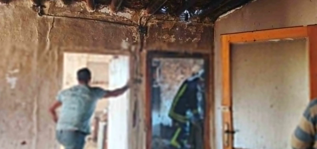 Şarkikaraağaç’ta çıkan yangında iki katlı evin bir bölümü yanarak küle döndü