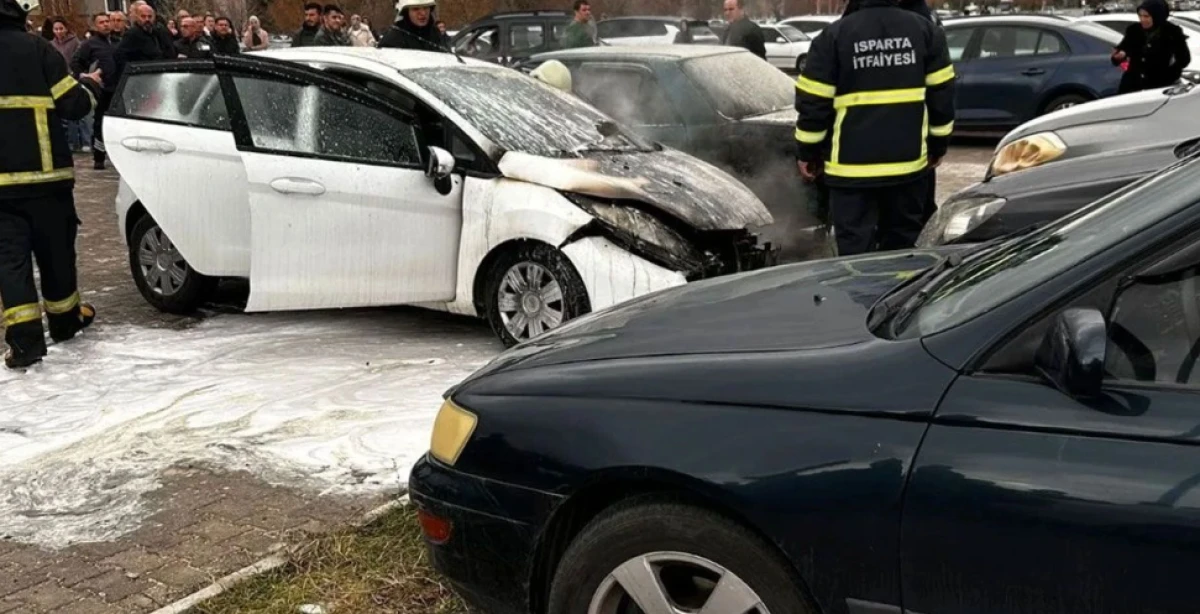 SD&Uuml; Hastanesi Otoparkında Ara&ccedil; Yangını