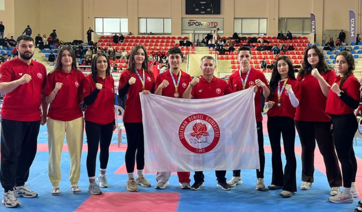 SD&Uuml; &Ouml;ğrencileri &ldquo;&Uuml;niversitelerarası Kick Boks Şampiyonası&rdquo;ndan Madalyalarla D&ouml;nd&uuml;