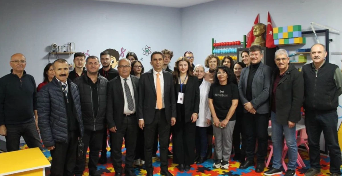 SD&Uuml;&rsquo;l&uuml; &Ouml;ğrencilerden G&uuml;lbirlik İlkokuluna Eğitim Odaklı Sosyal Sorumluluk Projesi