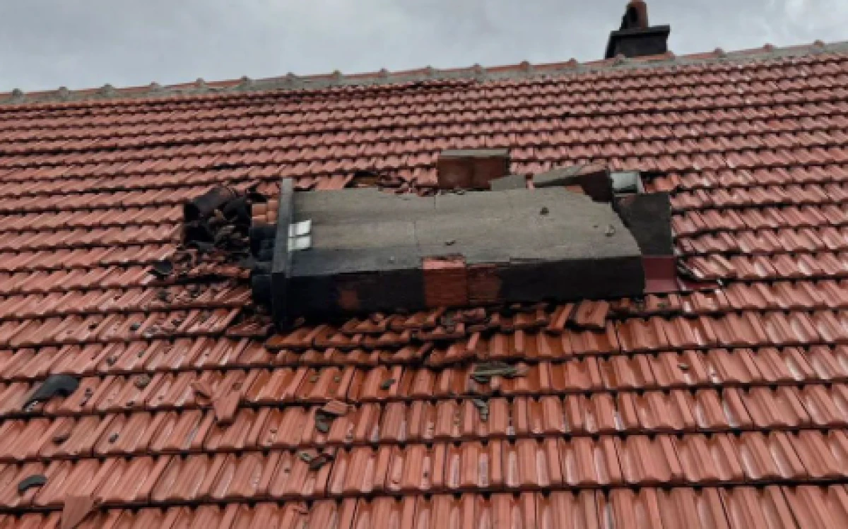 Şiddetli fırtına bacayı u&ccedil;urdu