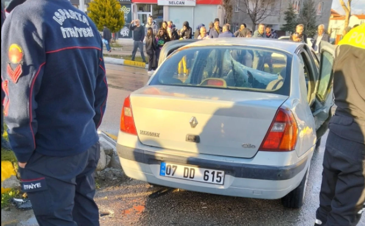 Sıkışmalı Kaza: 3 Yaralı Hastaneye Sevk Edildi