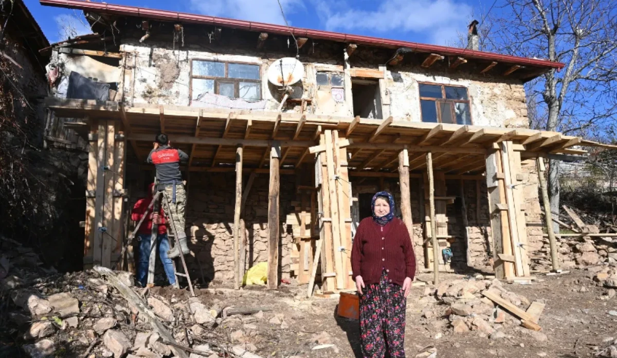 Sofular K&ouml;y&uuml;&rsquo;nde Hacer teyzenin 70 yıllık evine tadilat desteği