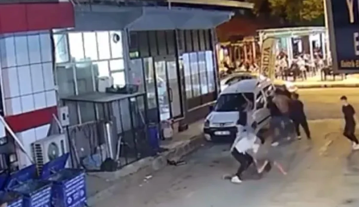 Sokak Ortasında Tekme Tokat Kavga!