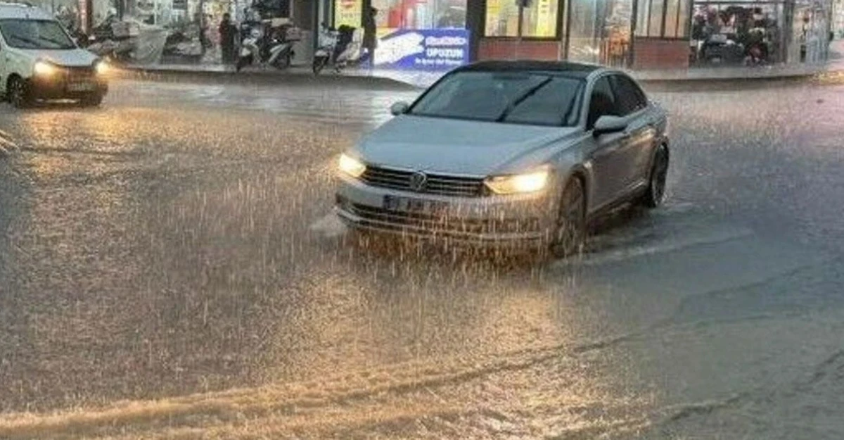 S&uuml;r&uuml;c&uuml;ler dikkat : Yağışlı havada 4 hayati kural