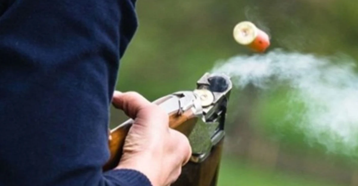 Tartıştığı adamı, eşini ve &ccedil;ocuğunu av t&uuml;feğiyle vurdu