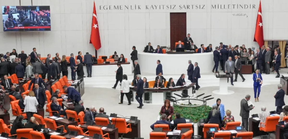 TBMM'de kabul edildi: Memuriyette yaş sınırı ve atama şartları değişti.
