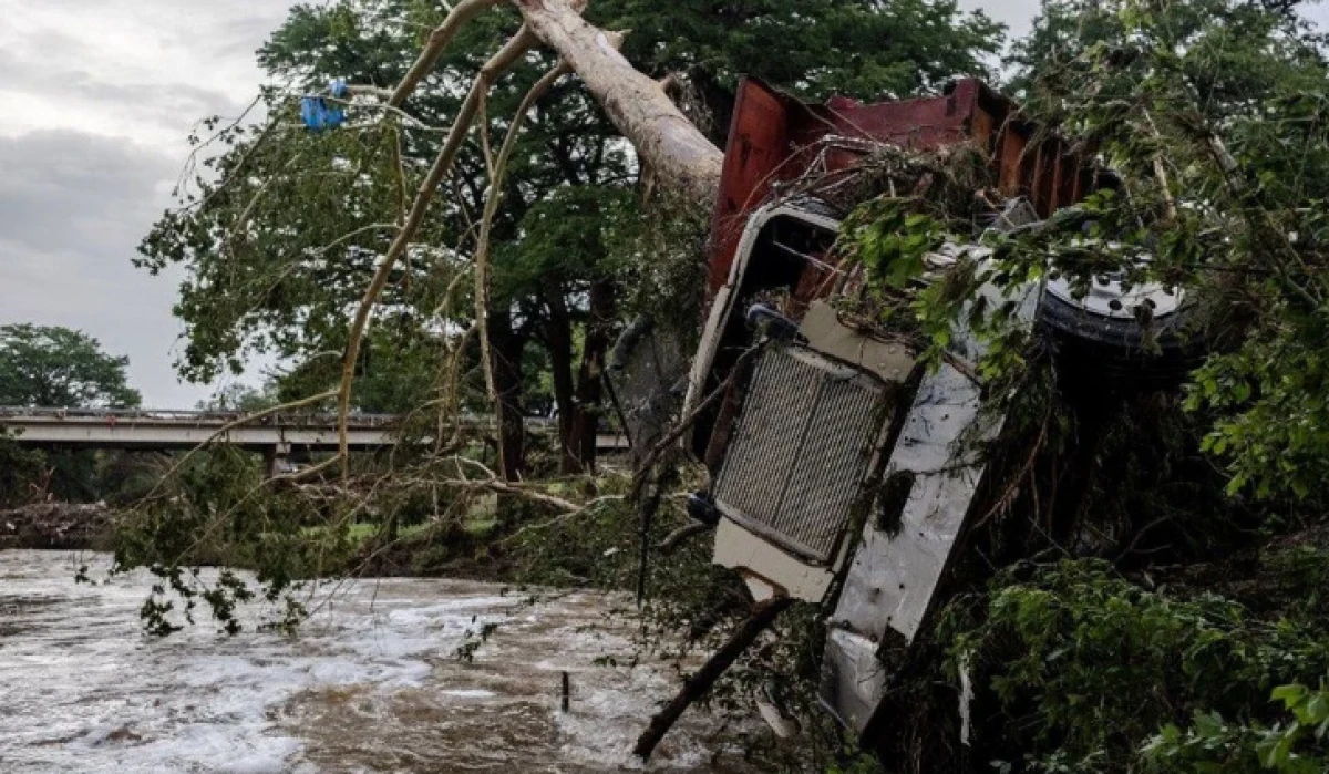 Teksas'ta kıyamet sahneleri: Guadalupe Nehri 8 metre yükseldi, 27 kız çocuğu kayıp