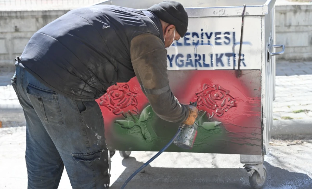 &lsquo;Temizlik Uygarlıktır&rsquo; yazılarıyla &ccedil;&ouml;p konteynerleri yeniden boyanıyor