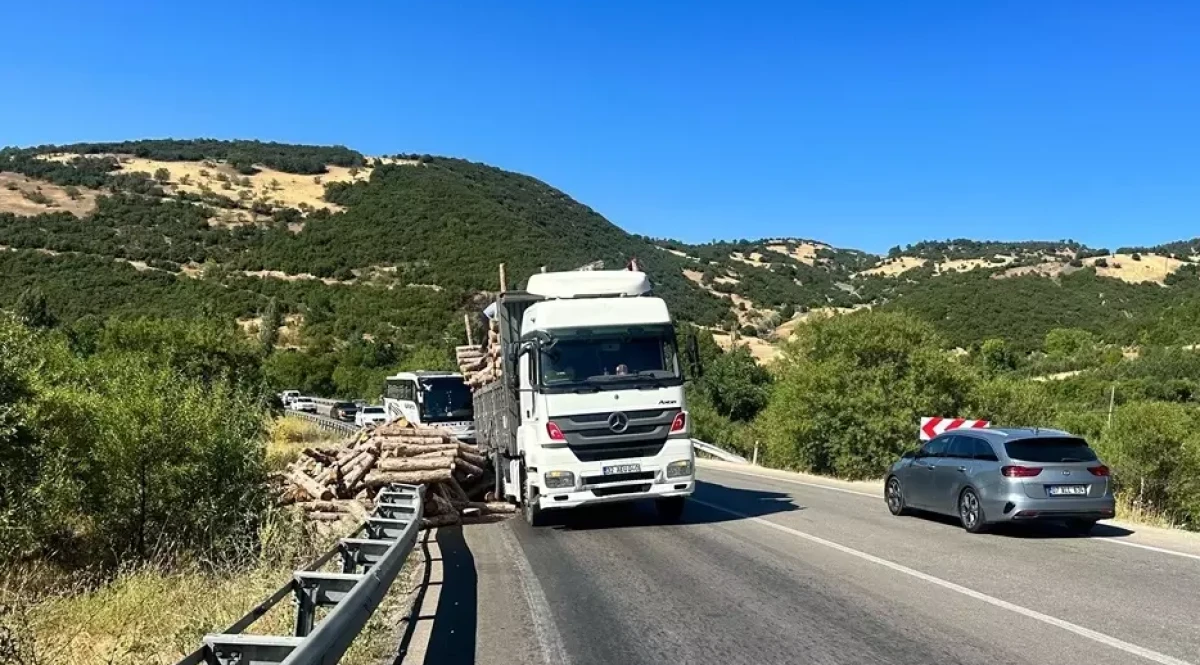 Tomruklar yola saçıldı, trafik aksadı
