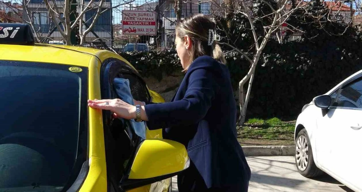 &Uuml;&ccedil; &ccedil;ocuk annesi, taksi şof&ouml;rl&uuml;ğ&uuml;yle hem ailesinin ge&ccedil;imine katkı sağlıyor hem de kadınlara &ouml;rnek oluyor