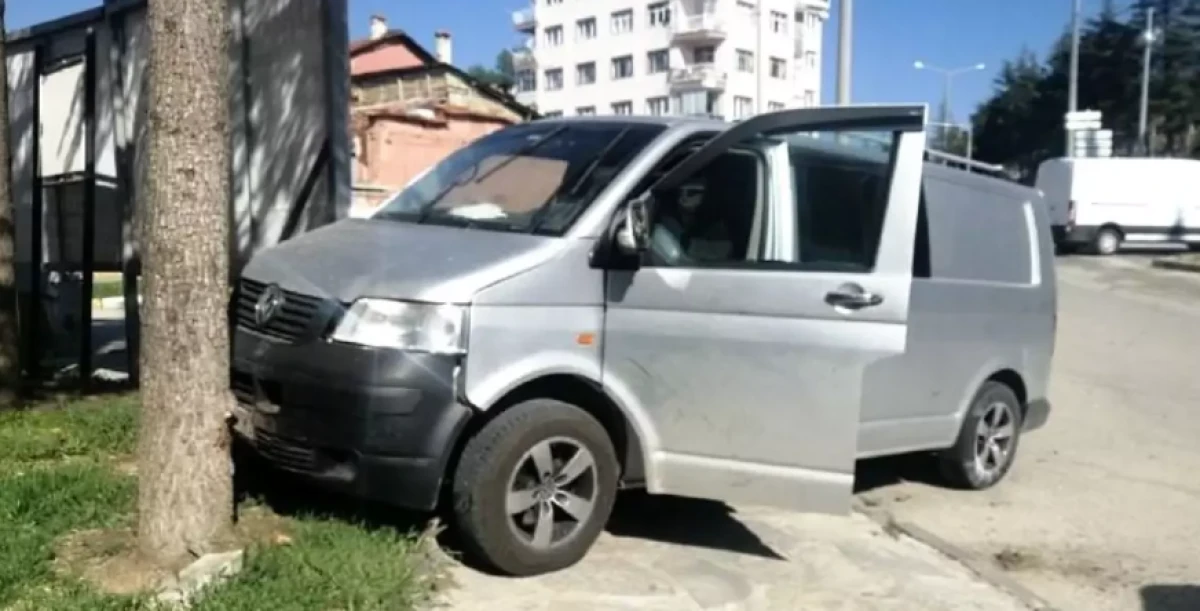 Yalvaç’ta kaza: Ticari Araç Sürücüsü Yaralandı