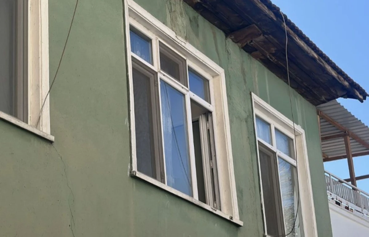Yaşlı kadının &ouml;l&uuml;m&uuml; a&ccedil;ık kalan pencereyle ortaya &ccedil;ıktı