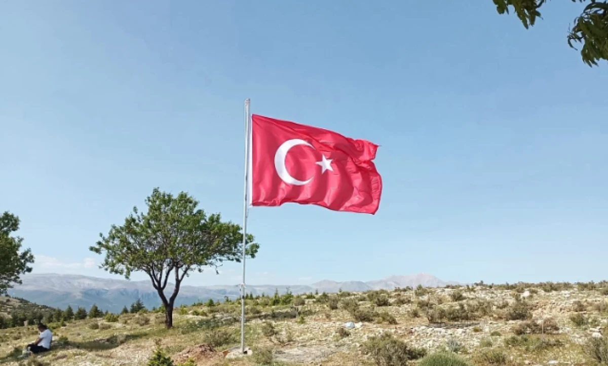 Zirveye Türk Bayrağı Diktiler...